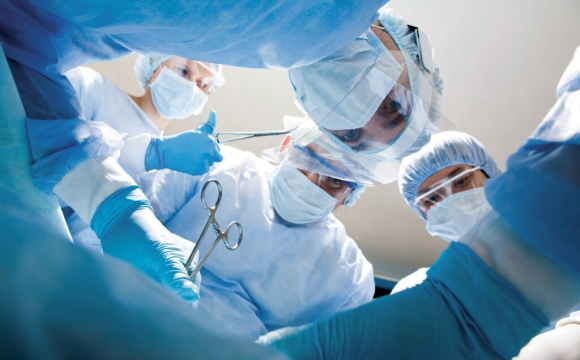 В інституті хірурга з Волині проведуть складну операцію з видалення пухлини. ФОТО 18+