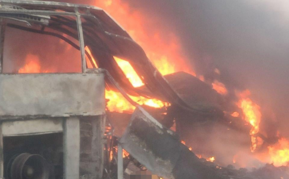 Внаслідок зіткнення бензовоза з автобусом на Рівненщині виникла пожежа. ВІДЕО