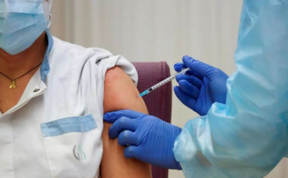 Помилка медиків: 23-річна студентка отримала одразу 6 доз вакцини від COVID