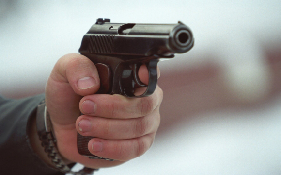 Біля торгового центру підлітки влаштували стрілянину: загинула дитина
