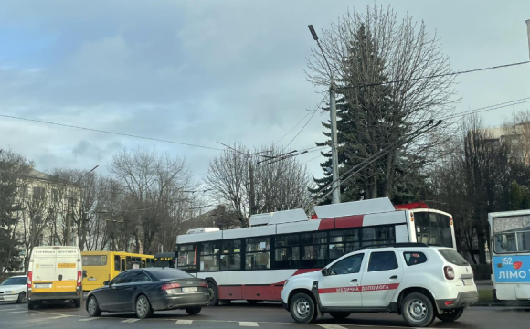 У Луцьку біля стадіону «Авангард» зіткнулися два авто: рух вулицею ускладнений