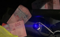 П'яний лучанин закинув поліцейським у вікно автівки 600 грн, щоб відкупитись. ФОТО