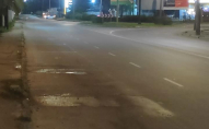 Жахливий сморід: у центрі Луцька на дорогу виливають помиї