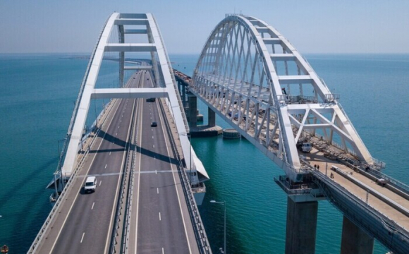 Рух Кримським мостом знову зупинився: що сталося