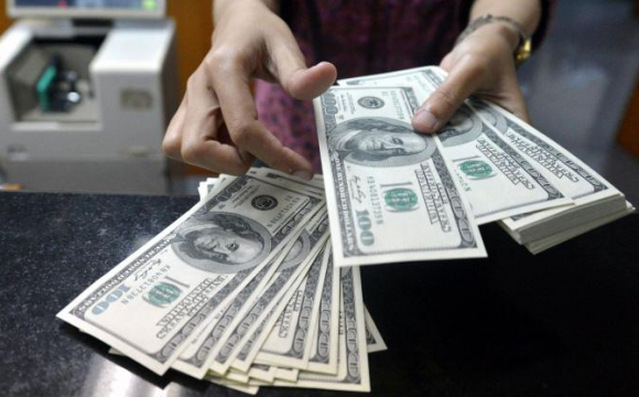В Україні обвалився курс долара: чи треба купувати валюту