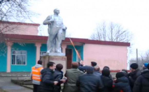 У селі на Волині скинули пам'ятник Леніну. ВІДЕО