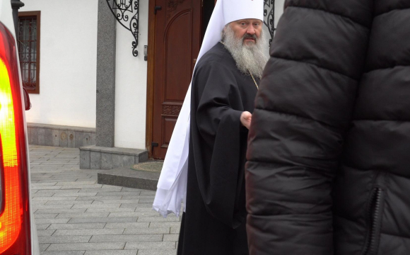Священники Києво-Печерської лаври напали на журналістів після питання про Росію. ВІДЕО