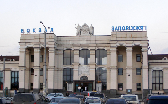 Росіяни вдарили по залізничному вокзалу в Запоріжжі: прогримів вибух