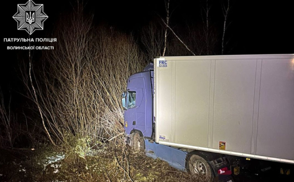 У Волинській області водій вантажівки заснув за кермом та злетів з дороги
