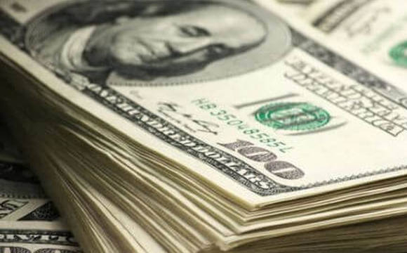 В Україні стрімко зростає долар: чи варто українцям купувати валюту