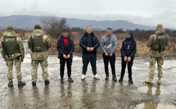 У селі біля кордону затримали дві групи чоловіків: що сталось