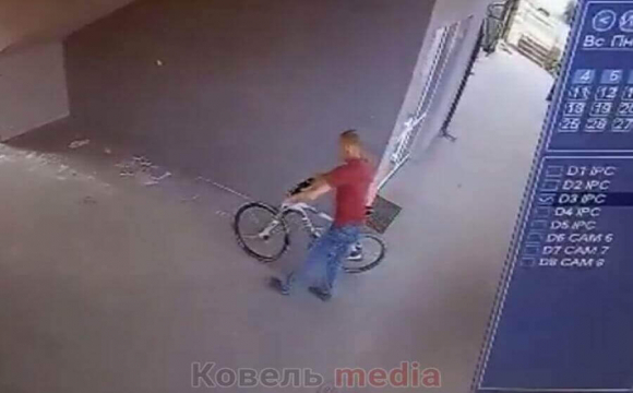 У Ковелі необачливий крадій велоспеда потрапив на відеокамеру. ВІДЕО