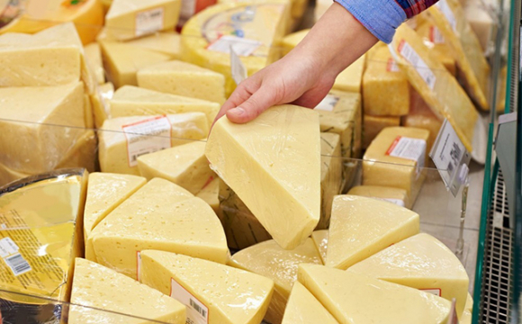 Сир чи сирний продукт: як візрізнити, та яку шкоду несе