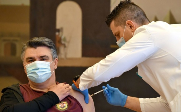 Президент Хорватії публічно вакцинувався від COVID-19