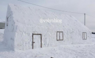 На Волині зліпили величезний сніговий будинок. ФОТО