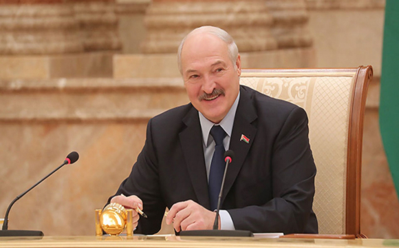 Лукашенку довелося йти пішки на саміт бо його Мерседес на завівся
