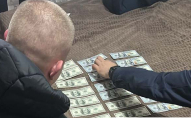 На заході України викрили банду, яка торгувала фальшивими доларами