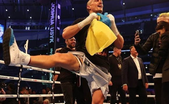 Усик став новим чемпіоном світу в суперважкій вазі, та станцював гопак з українським прапором. ВІДЕО