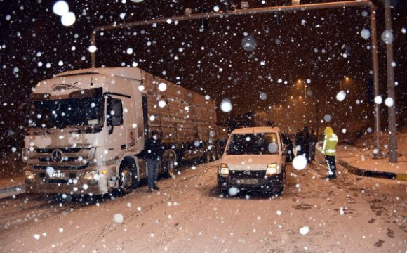 Потужний снігопад паралізував рух у Туреччині. ФОТО