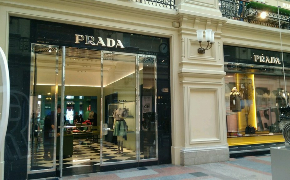 Бренд Prada зупинив продажі у Росії