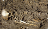Археологи знайшли тіло чоловіка, якому зламали ребра та розіп'яли