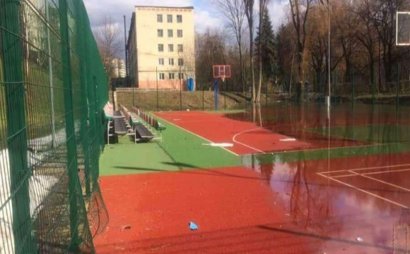 У Луцьку в центрі міста затопило новенький спортивний майданчик