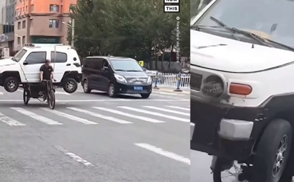Чоловік перевіз машину просто на велосипеді: з'явилося епічне відео 