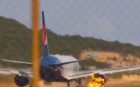 На російському літаку стався вибух 