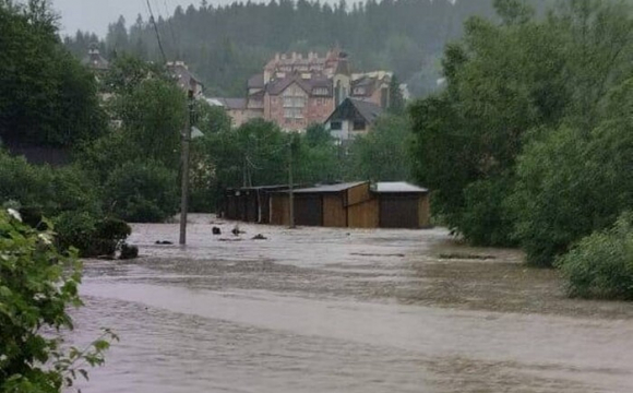 У Львівській області затопило курортне селище. ФОТО/ВІДЕО
