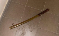 Озброєний мечем наркоман трощив двері сусідів. ФОТО