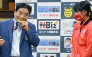 Мер японського міста покусав зубами медаль спортсменки ОІ