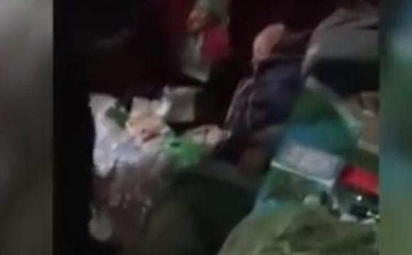 69-річна лучанка, яка втратила свідомість від недоїдання, відмовляється від допомоги і спить на смітнику. ВІДЕО