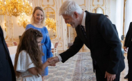 Президент Чехії зустрівся з українкою, яку цькували чеські однокласники