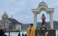 На заході України пам’ятник комуністам змінили на фігуру Ісуса Христа