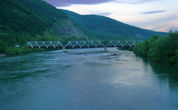 Двоє українців ледь не втопилтсь у річці, коли тікали за кордон