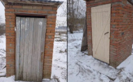 Мати мобілізованого росіянина отримала від влади двері до вуличного туалету