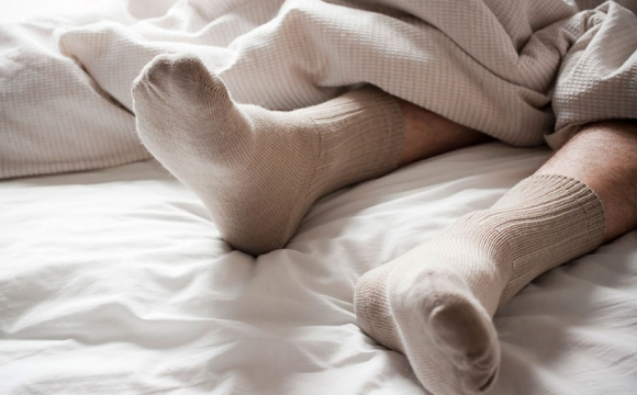 Навіщо надягати шкарпетки перед сном