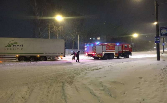 В Луцьку з снігу витягали 2 вантажівки та 1 тролейбус
