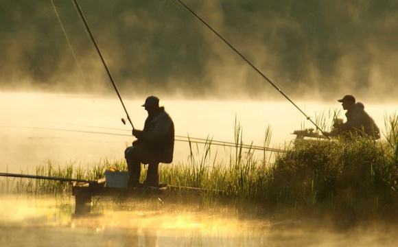 Ціною спінінга: чоловік впіймав величезну рибу на Рівненщині. ФОТО