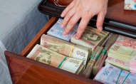 Українці перестають користуватися готівкою