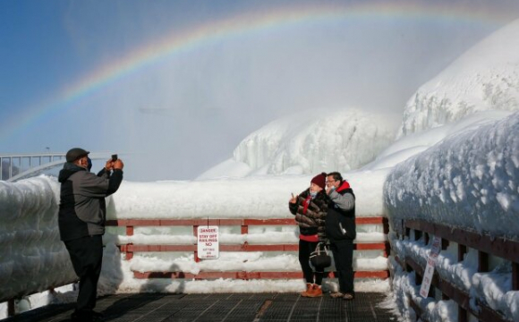 На кордоні США та Канади замерз Ніагарський водоспад. ФОТО