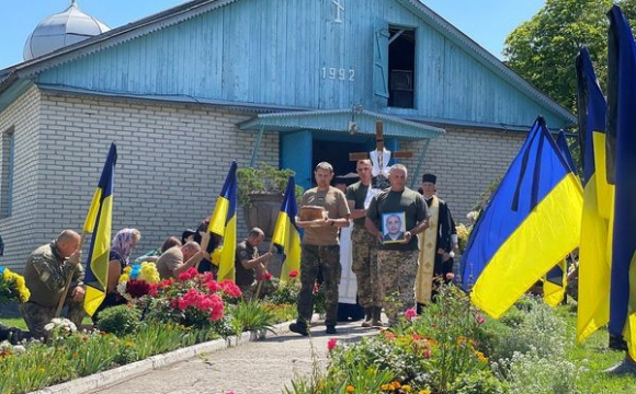 На Волині навколішки провели загиблого військового. ФОТО