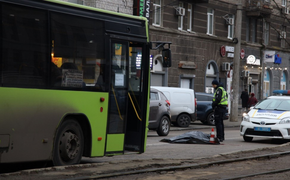 Невдало перебігла: водій автобуса насмерть збив жінку