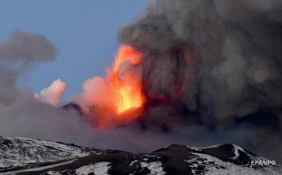 В Італії знову почав вивергатися вулкан Етна. ВІДЕО