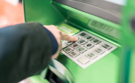 «ПриватБанк» без дозволу знімає гроші з карток: що робити українцям
