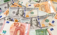 Долар коштує дорожче за євро: чи треба бігти купувати валюту