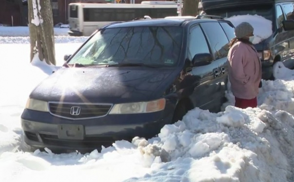 Жінка через сильний снігопад п'ять днів провела в автомобілі