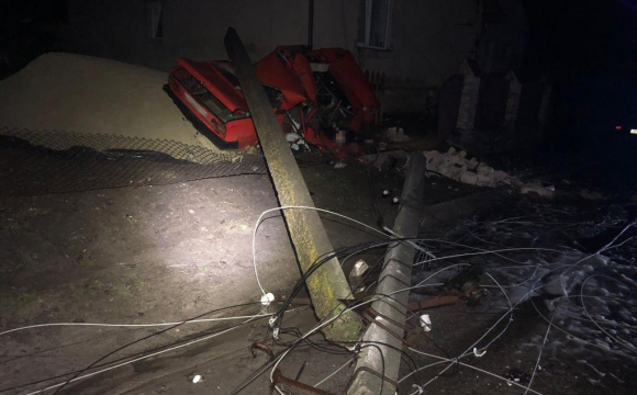 На заході України легковик влетів в електроопору, загинув підліток. ФОТО