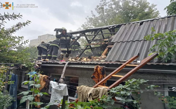 Блискавки влучили в будинки у Луцьку: почалась пожежа