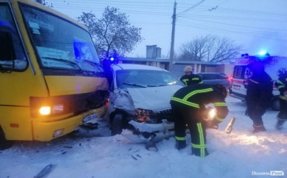 Внаслідок ДТП у Луцьку зіткнулись маршрутка та мікроавтобус: постраждало 2 людей